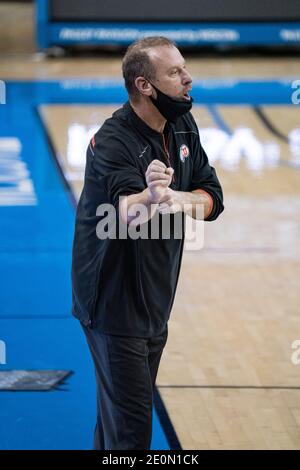 Utah head coach Larry Krystkowiak directs his team in the second half ...