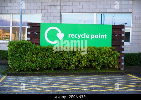 Recycle point sign in school car park Stock Photo