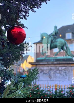 Decorated Christmas tree in the background a monument, Rider on a horse, Jan-Wellem-Monument, Düsseldorf Stock Photo