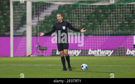 Bremen, Deutschland. 02nd Jan, 2021. firo: 02.01.2021 Fuvuball, season 2020/21 1st Bundesliga: SV Werder Bremen - Union Berlin 0: 2 gesture, referee Tobias Stieler (Germany) | usage worldwide Credit: dpa/Alamy Live News Stock Photo