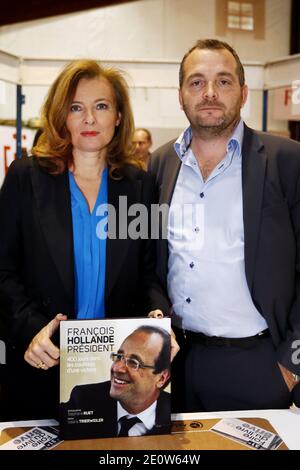 Valerie Trierweiler presente son livre en compagnie du photographe Stephane Ruet durant le 31° Salon du Livre de Brive en Correze le 10 Novembre 2012. Valerie Trierweiler a profité de la ville en se promenant et en visitant le marche. Ils posent sur leur stand avec Erik Orsenna president du Salon litteraire. Photo by Patrick Bernard/ABACAPRESS.COM Stock Photo