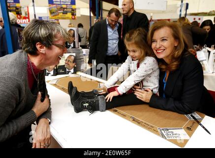 Valerie Trierweiler presente son livre en compagnie du photographe Stephane Ruet durant le 31° Salon du Livre de Brive en Correze le 10 Novembre 2012. Valerie Trierweiler a profité de la ville en se promenant et en visitant le marche. Ils posent sur leur stand avec Erik Orsenna president du Salon litteraire. Photo by Patrick Bernard/ABACAPRESS.COM Stock Photo