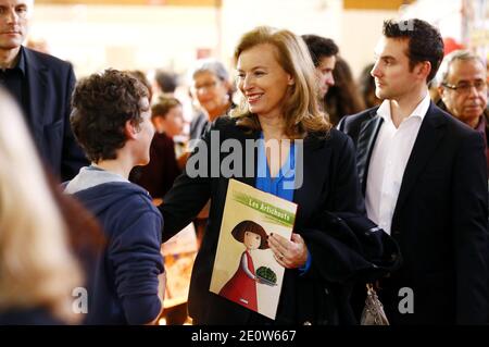 Valerie Trierweiler presente son livre en compagnie du photographe Stephane Ruet durant le 31° Salon du Livre de Brive en Correze le 10 Novembre 2012. Valerie Trierweiler a profité de la ville en se promenant et en visitant le marche. Ils posent sur leur stand avec Erik Orsenna president du Salon litteraire. Photo by Patrick Bernard/ABACAPRESS.COM Stock Photo