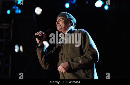 Singer James Taylor performs at a concert during the 90th National Christmas Tree Lighting Ceremony on the Ellipse behind the White House in Washington, D.C., USA on December 06, 2012. Photo by Olivier Douliery/ABACAPRESS.COM Stock Photo