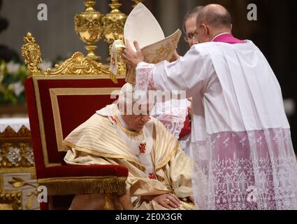Pope Benedict XVI celebrates the solemn Christmas Eve mass in St Peter ...