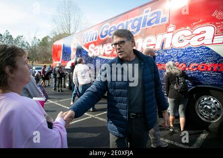 Woodstock, USA. 2nd Jan, 2021. Former Georgia Governor Sonny Perdue and former Texas Governor Rick Perry campaign outside First Baptist Church Woodstock for PerdueÃs cousin David Perdue, incumbent senator for Georgia, in a tight race with Jon Ossoff to retain his senate seat. Pictured: Former Gov. Perry greets supporters Credit: Robin Rayne/ZUMA Wire/Alamy Live News Stock Photo