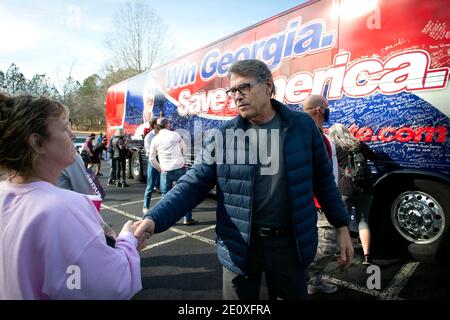 Woodstock, USA. 2nd Jan, 2021. Former Georgia Governor Sonny Perdue and former Texas Governor Rick Perry campaign outside First Baptist Church Woodstock for PerdueÃs cousin David Perdue, incumbent senator for Georgia, in a tight race with Jon Ossoff to retain his senate seat. Pictured: Former Gov. Perry greets supporters Credit: Robin Rayne/ZUMA Wire/Alamy Live News Stock Photo