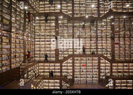Beijing, China's Hunan Province. 2nd Jan, 2021. People read books at a library during the New Year holiday in Shaoyang City, central China's Hunan Province, Jan. 2, 2021. Credit: Zeng Yong/Xinhua/Alamy Live News Stock Photo