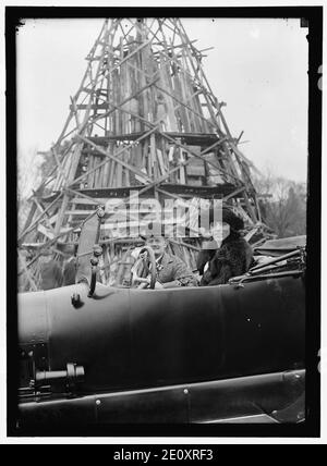 LIBERTY LOANS. HARPER, ROBERT N., D.C. BANKER; McADOO, MRS. WILLIAM GIBBS, NEE ELEANOR WILSON Stock Photo