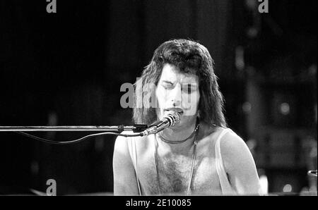 Freddie Mercury of Queen. Live at Cardiff Castle festival 10/09/1976 Stock Photo