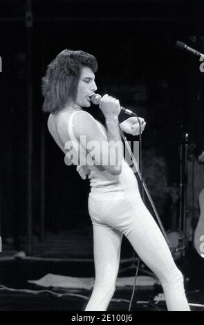 Freddie Mercury of Queen. Live at Cardiff Castle festival 10/09/1976 Stock Photo