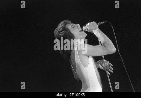 Freddie Mercury of Queen. Live at Cardiff Castle festival 10/09/1976 Stock Photo