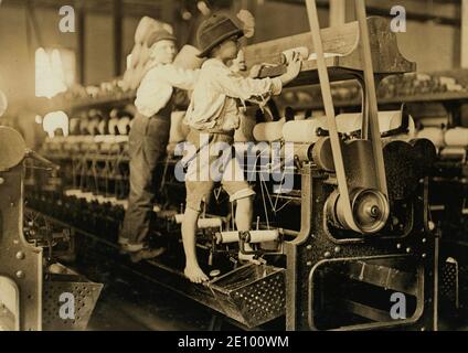 Vintage Lewis Hine photograph of young textile mill workers in 1909 Stock Photo