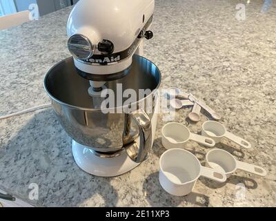 https://l450v.alamy.com/450v/2e11xp3/orlando-fl-usa-april-5-2020-a-kitchenaid-mixer-on-a-kitchen-counter-with-measuring-cups-and-spoons-sitting-next-to-it-2e11xp3.jpg