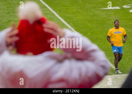 Los Angeles Chargers linebacker Kenneth Murray Jr. (9) rushes on defense  during an NFL football game against the Kansas City Chiefs Thursday, Sep.  15, 2022, in Kansas City, Mo. (AP Photo/Peter Aiken