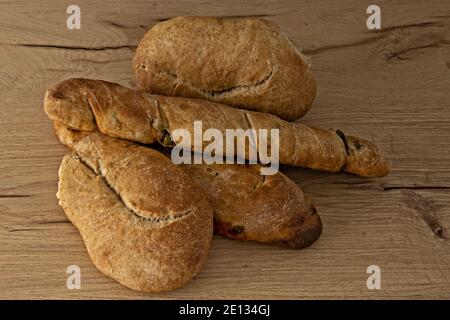 pane rustico spezzato su tavolo di legno vista dall'alto Stock Photo