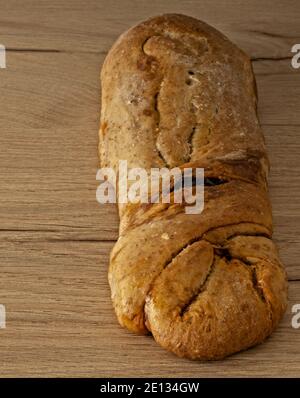 panino pane rustico spezzato su tavolo di legno Stock Photo