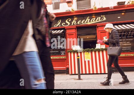 Sheehans Pub  with no visitors in the morning, which serves outside due to Covid regulations. Stock Photo