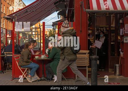 Eating outside. Metro Café at Chatham Row and William Street.  Dublin. Ireland. Stock Photo