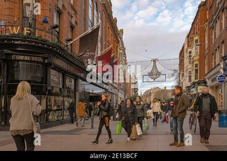 Basic Instinct. Man looking at nice girl at Grafton Street in between lockdown time just before Christmas 2020.  Dublin. Ireland. Stock Photo