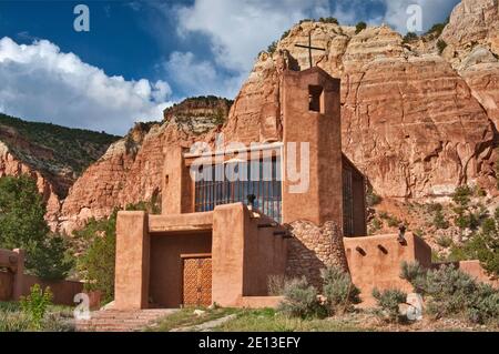 Church at Christ of the Desert Monastery, Mesa de las Viejas behind, in Chama Canyon near Abiquiu, New Mexico, USA Stock Photo