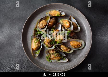 Classic French meal Moules marinière  Marinara mussels with garlic, sauce, lemon and parsley. Stock Photo