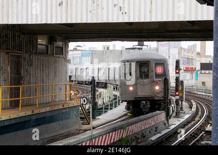 The elevated B Line subway pulls into the Brighton Beach station. In  Brooklyn, New York. Stock Photo