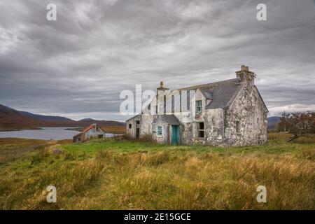 Isle of Lewis, Outer Hebridies Scotland: Abandoned isolated house wtih turquoise door Stock Photo