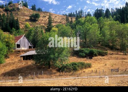 Ranch barn north of Powers, Rogue-Coquille National Scenic Byway, Oregon Stock Photo