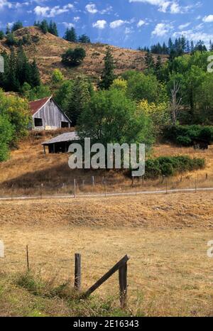 Ranch barn north of Powers, Rogue-Coquille National Scenic Byway, Oregon Stock Photo