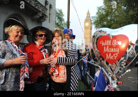 Atmosphere outside Westminster Abbey ahead of the wedding of Prince William and Kate Middleton to take place tomorrow, in London, UK on April 28, 2011. Photo by Thierry Orban/ABACAPRESS.COM Stock Photo