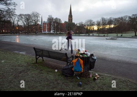 Glasgow, Scotland, UK. 5 January 2021. Pictured: A jogger taking in morning exercise. Queens Park in Shawlands, this morning showing only a few people around the park and on the ice, form a marked contrast to the scenes yesterday which saw hundreds of people on the ice, skating, playing hockey and around the park. As of 00:01 this morning Scotland has been placed into another lockdown as per the Scottish First Minister's address at 2pm yesterday. Credit: Colin Fisher/Alamy Live News. Stock Photo