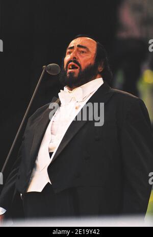 Luciano Pavarotti on stage at the Pavarotti Picnic In The Park concert held in Hyde Park, London, UK. 14th July 2001 Stock Photo