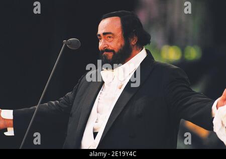 Luciano Pavarotti on stage at the Pavarotti Picnic In The Park concert held in Hyde Park, London, UK. 14th July 2001 Stock Photo