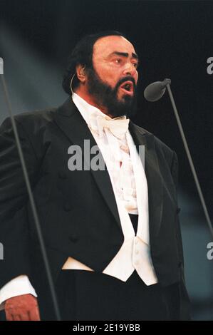 Luciano Pavarotti on stage at the Pavarotti Picnic In The Park concert held in Hyde Park, London, UK. 14th July 2001 Stock Photo