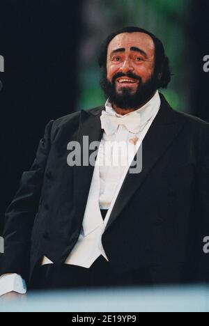 Luciano Pavarotti on stage at the Pavarotti Picnic In The Park concert held in Hyde Park, London, UK. 14th July 2001 Stock Photo