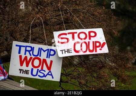 Harrisburg, United States. 05th Jan, 2021. Signs in support of overturning the 2020 US presidential election hang from a shrub at the Pennsylvania Capitol. Supporters of President Donald Trump urged legislators to decertify the election during a rally at the Pennsylvania State Capitol in Harrisburg, Pennsylvania on January 5, 2021. (Photo by Paul Weaver/Sipa USA) Credit: Sipa USA/Alamy Live News Stock Photo