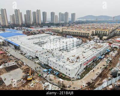 (210106) -- BEIJING, Jan. 6, 2021 (Xinhua) -- Aerial photo taken on Feb. 2, 2020 shows the Huoshenshan Hospital in Wuhan, central China's Hubei Province. (Xinhua/Cheng Min) Stock Photo