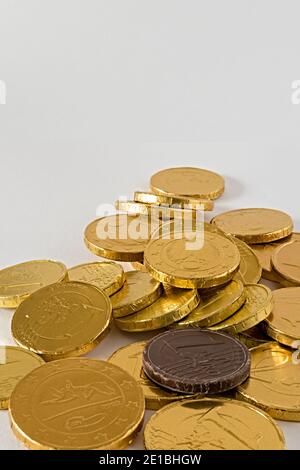 monete di cioccolato mucchio sparpagliate in verticale altra vista Stock Photo