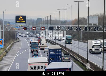 Junction 19, Bristol, UK. 6th Jan, 2021. On the 2nd day of the 3rd national lockdown a traffic accident has caused congestion on the M4 motorway going towards Bristol. Despite being between rush hour and lunch time there is still a lot of traffic on the roads. Credit: JMF News/Alamy Live News Stock Photo