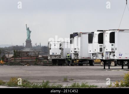(210106) -- BEIJING, Jan. 6, 2021 (Xinhua) -- Refrigerated trailers are seen at a temporary morgue in Brooklyn of New York, the United States, on May 11, 2020. (Xinhua/Wang Ying) Stock Photo