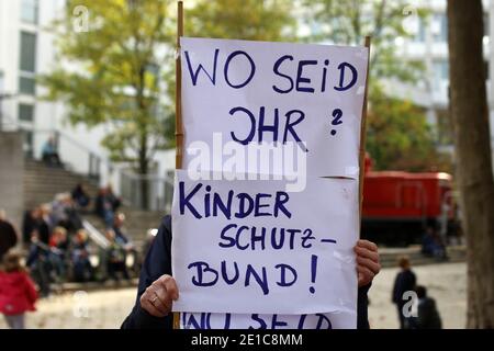 Corona-Proteste in Mannheim: Auf einer kurzfristig anberaumten Kundgebung versammeln sich mehrere hundert Gegner der aktuellen Coronamaßnahmen. Stock Photo
