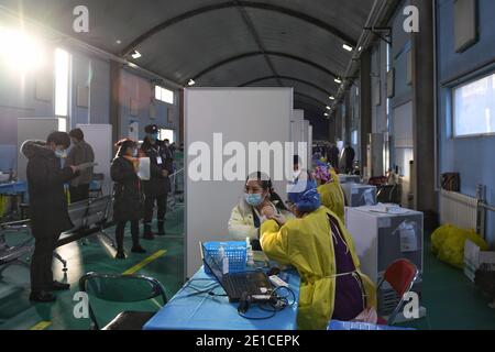 (210106) -- BEIJING, Jan. 6, 2021 (Xinhua) -- People receive their COVID-19 vaccinations at a temporary vaccination site in Haidian District of Beijing, capital of China, Jan. 6, 2021. (Xinhua/Ju Huanzong) Stock Photo