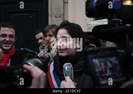 Adjointe a la Maire du 20e arrondissement de Paris Ariane Calvo parle aux journalistes devant l'immeuble du 22 avenue de Matignon appartenant a AXA occupe par Jeudi Noir a Paris, France le 7 Janvier 2011. Photo David Fritz/ABACAPRESS.COM Stock Photo