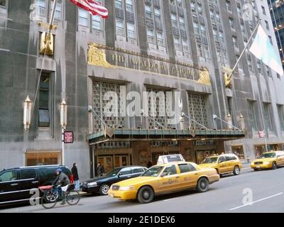 https://l450v.alamy.com/450v/2e1dex6/icon-marilyn-monroes-spots-around-manhattan-in-new-york-ny-on-january-12-2011-the-waldorf-astoria-hotel-where-marilyn-sublet-a-suite-on-the-27th-floor-marilyn-lived-in-new-york-on-and-off-until-just-before-her-death-in-1962-photo-by-charles-guerinabacapresscom-2e1dex6.jpg