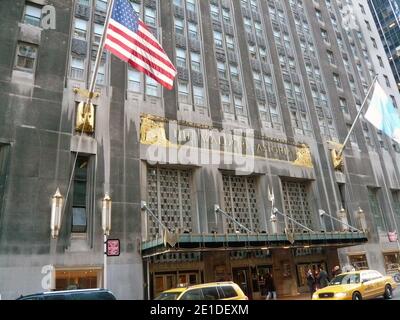 https://l450v.alamy.com/450v/2e1dexm/icon-marilyn-monroes-spots-around-manhattan-in-new-york-ny-on-january-12-2011-the-waldorf-astoria-hotel-where-marilyn-sublet-a-suite-on-the-27th-floor-marilyn-lived-in-new-york-on-and-off-until-just-before-her-death-in-1962-photo-by-charles-guerinabacapresscom-2e1dexm.jpg