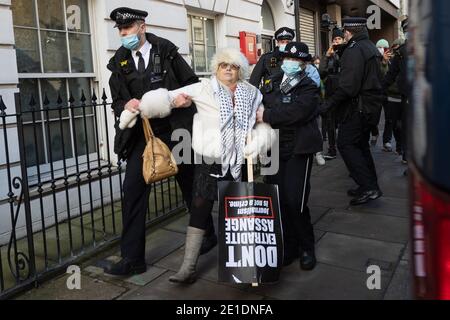 06 January 2021. London, United Kingdom. A protester is arrested by police officers at a bail hearing for Julian Assange at Westminster Magistrates Court. Photo by Ray Tang. Stock Photo