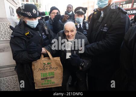 06 January 2021. London, United Kingdom. A protester is arrested by police officers at a bail hearing for Julian Assange at Westminster Magistrates Court. Photo by Ray Tang. Stock Photo