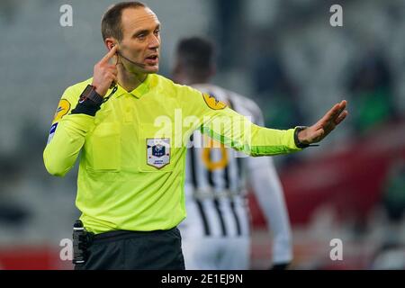 LILLE, FRANCE - JANUARY 6: Referee Thomas Leonard during the Ligue 1 match between Lille OSC and Angers SCO at Stade Pierre Mauroy on January 6, 2021 in Lille, France (Photo by Jeroen Meuwsen/BSR Agency/Alamy Live News)*** Local Caption *** Thomas Leonard