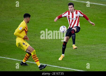 Bilbao, Spain. 06 January, 2021. Jon Morcillo of Athletic Club duels for the ball with Ronald Araujo of FC Barcelona during the La Liga match between Athletic Club Bilbao and FC Barcelona played at San Mames Stadium. Credit: Ion Alcoba/Capturasport/Alamy Live News Stock Photo